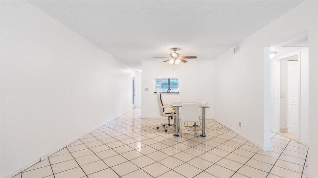 Building Photo - 2201 Lucaya Bend