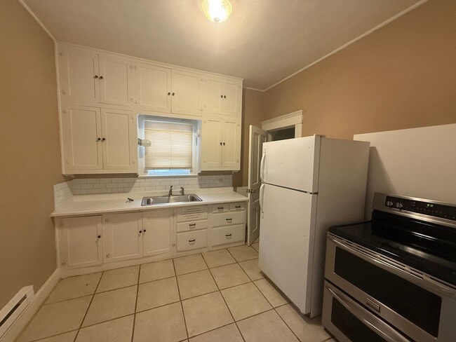 Building Photo - Two Bedroom, one bathroom house, Located i...
