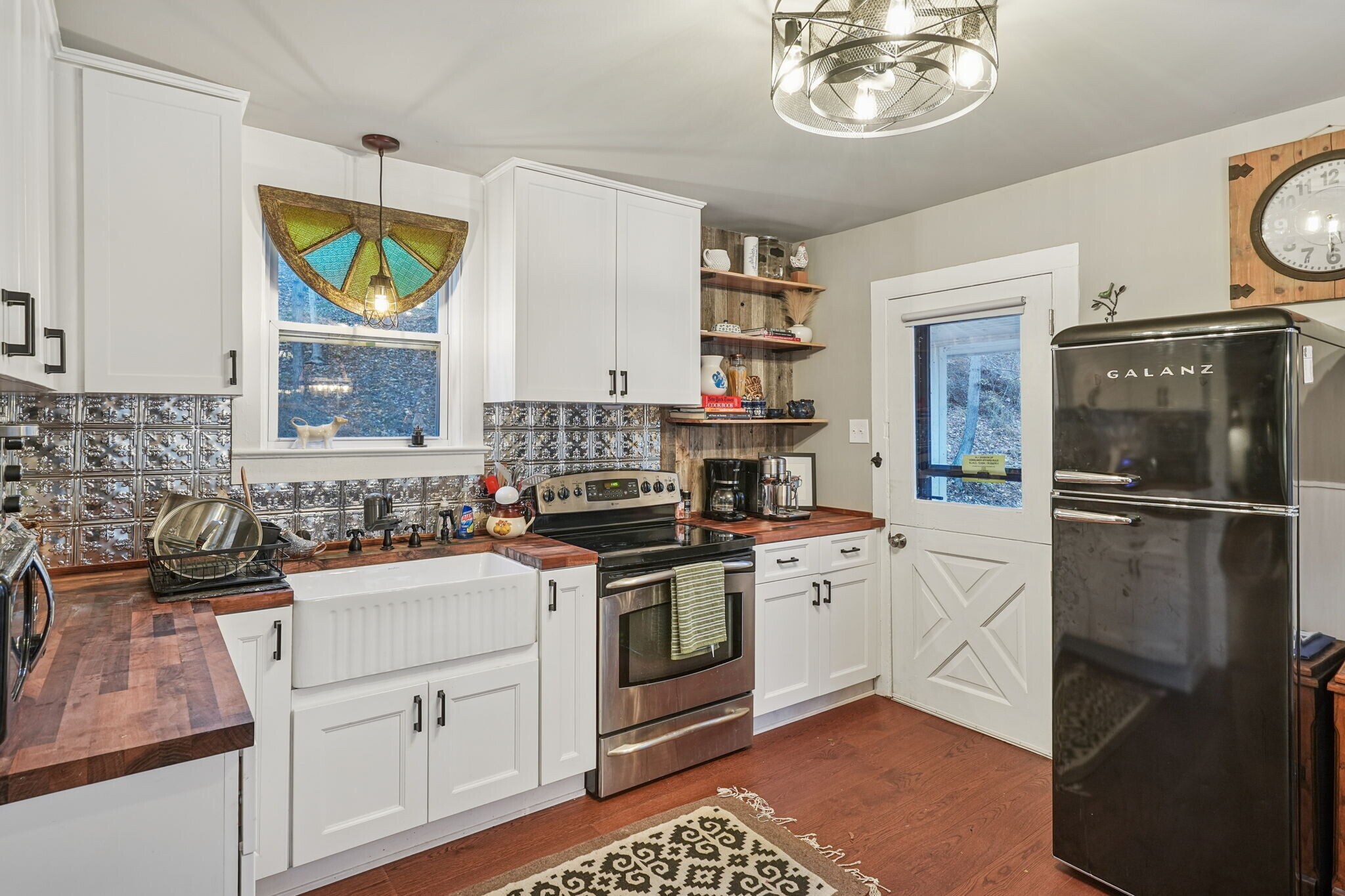 Building Photo - 916 E End Rd