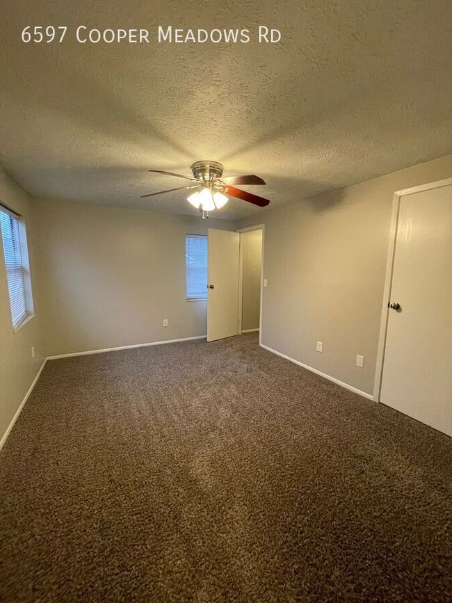 Building Photo - 2 Bed 2.5 Bath - Updated, Scenic, Convenient