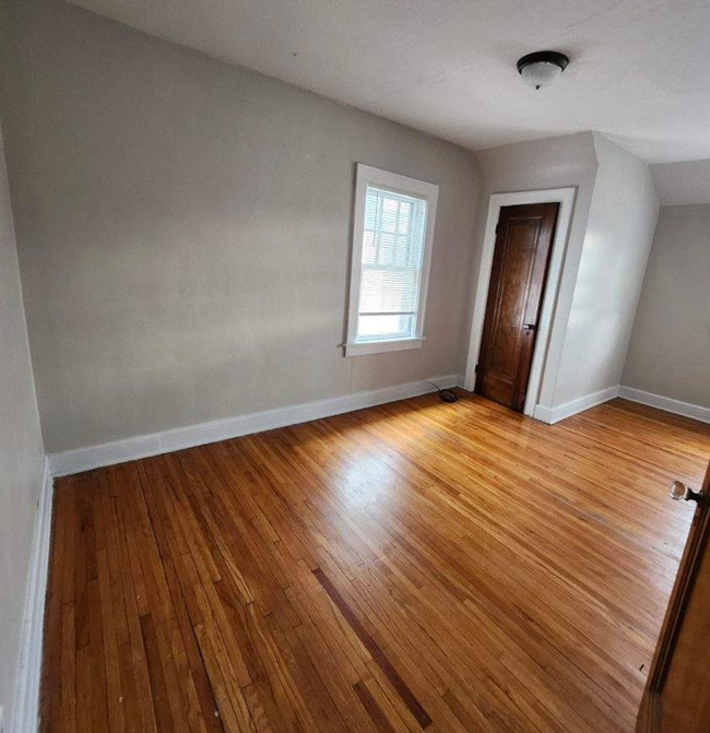 Building Photo - 3 BED 1 Bath