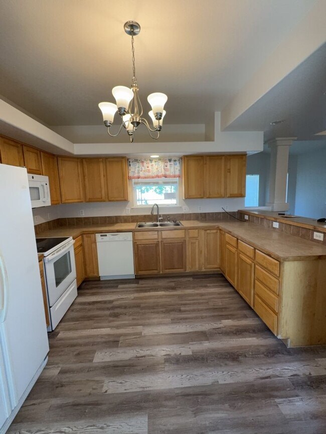 Building Photo - Spacious 3 Bed, 2.5 Bath Home with Oversiz...