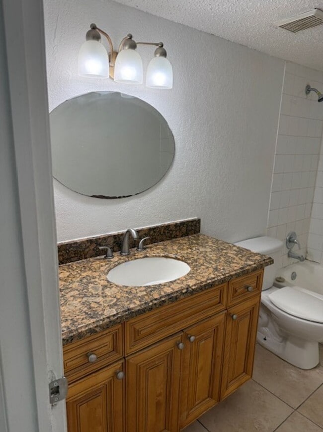 Building Photo - Privately owned 3 bedroom condo