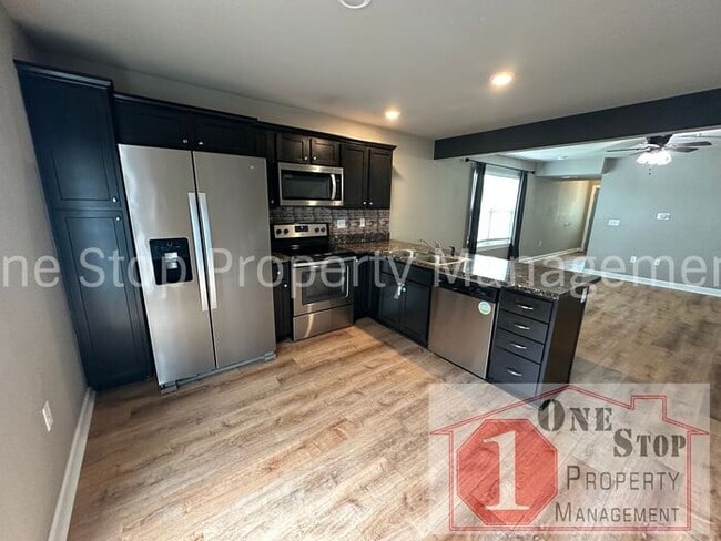 Building Photo - Gorgeous 3-Bed, 2.5-Bath Townhome in Raymore!