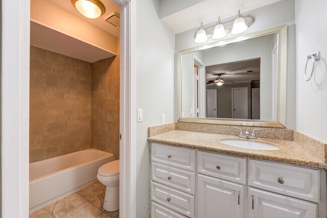 Building Photo - 15118 Chaseridge Dr