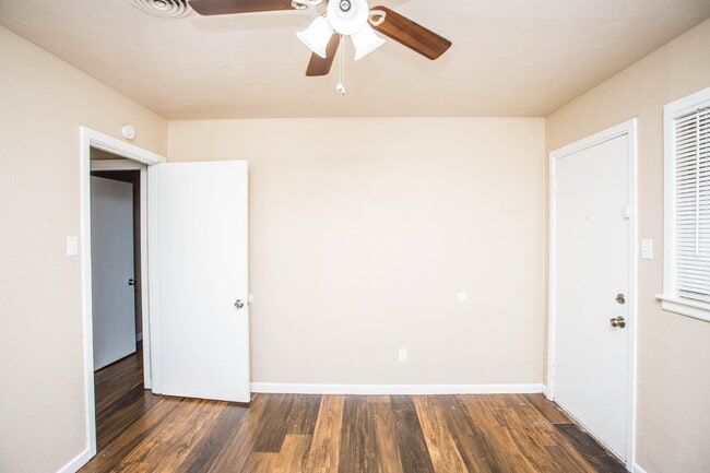 Building Photo - Comfy 2 bed 1 bath home!