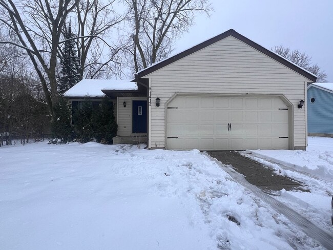 Building Photo - Single Family Home - Three Bedroom Tri-level!