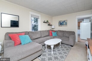 Building Photo - 10 E Linden Ave