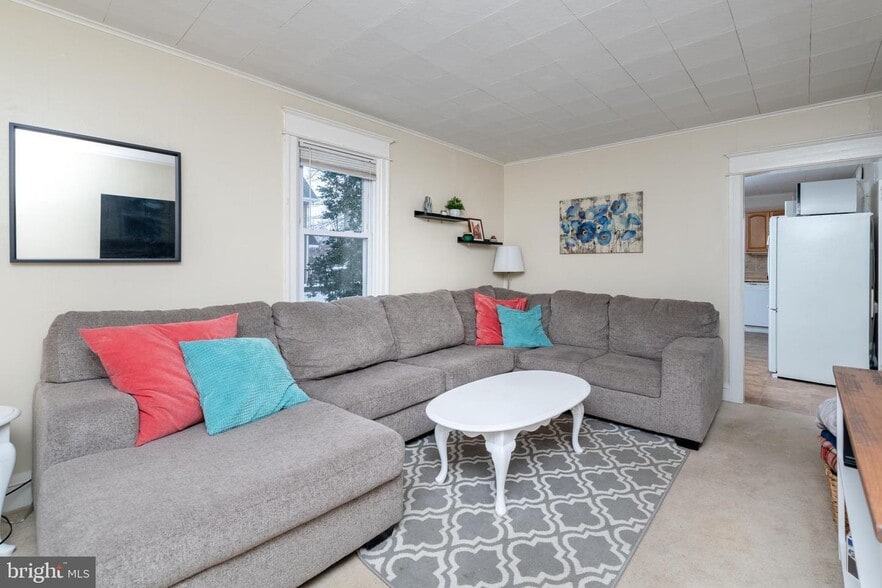 Primary Photo - 10 E Linden Ave