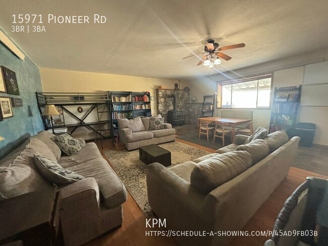 Building Photo - 3 BED | 2.5 BATH | HUGE DOUBLE GARAGE | FA...