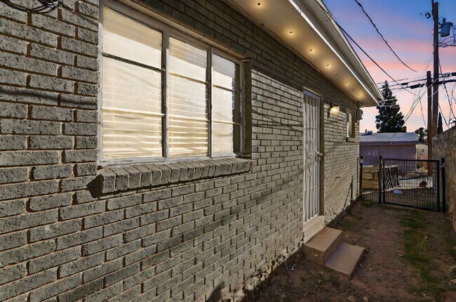 Building Photo - 79904$600 rent. Water and trash included in this 1 bedroom 1 bath apartment.