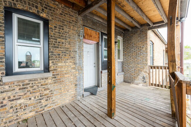 Building Photo - 2109 N Hamlin Ave