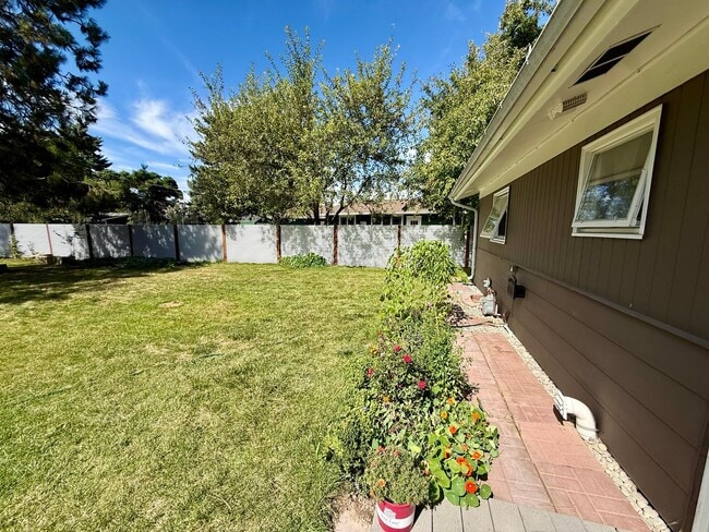 Building Photo - 104 Saranac Dr