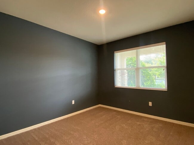 Building Photo - Stunning 5 Bedroom Pool Home in Orchard Hi...