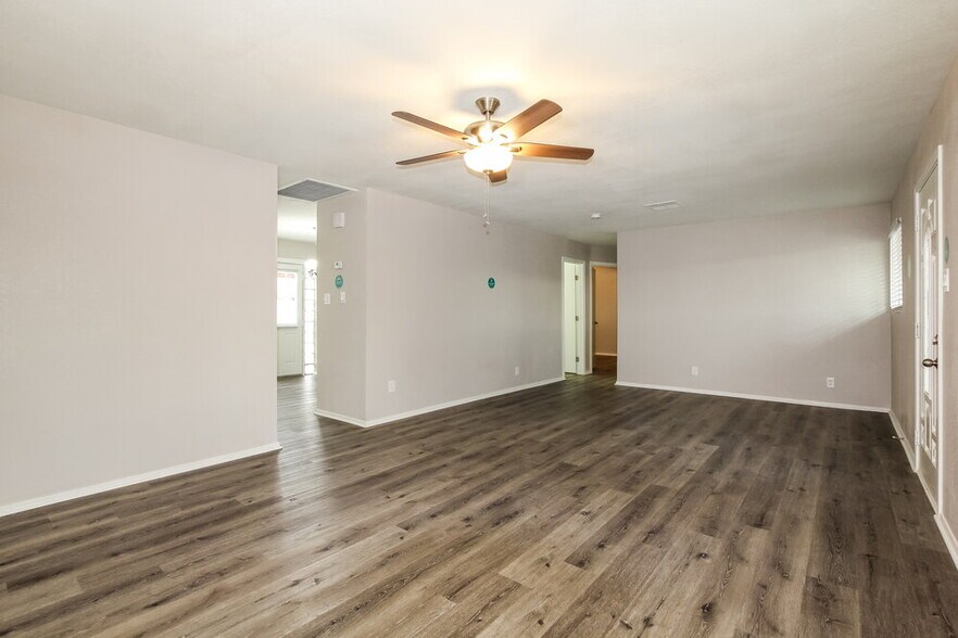 Building Photo - 5539 N 31st Dr