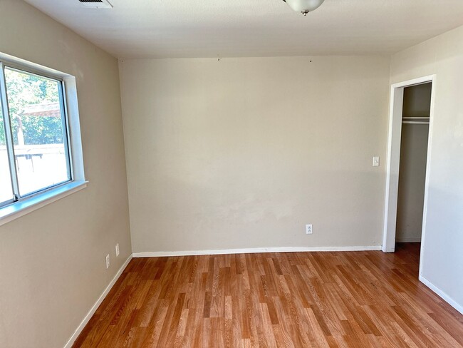 Building Photo - Nice & Quiet single family home in the cen...