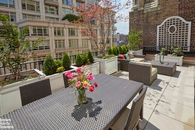 Building Photo - 169 W 76th St