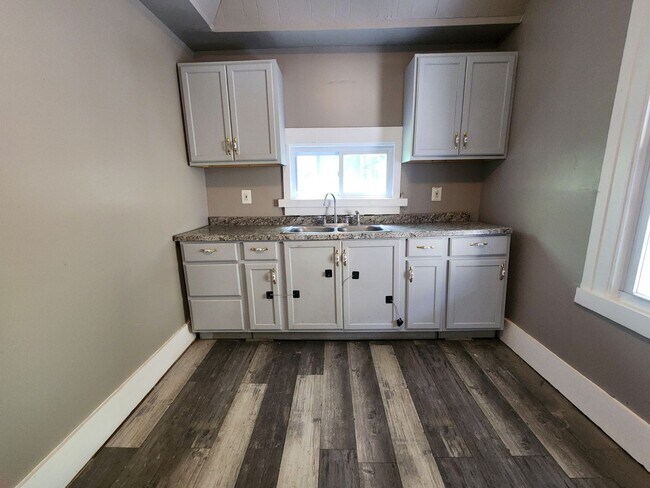 Building Photo - FIVE Bedroom Single Family Home!