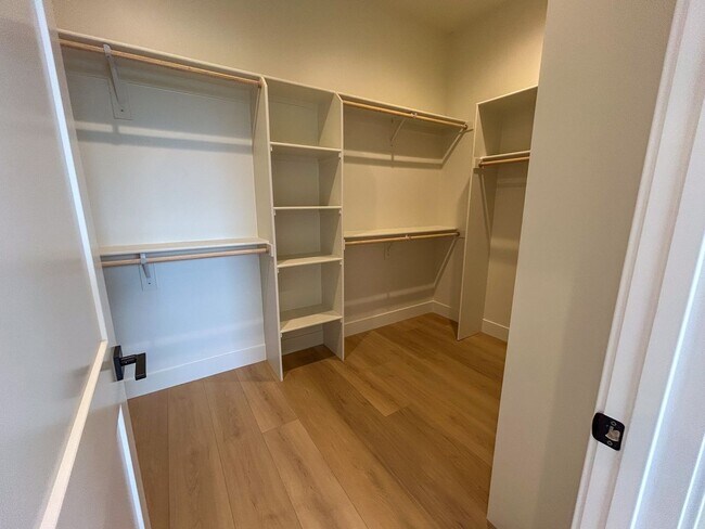 Building Photo - Limited Time Move-In Special! $500 off your first month's rent! 4 Bed 2.5 Bathroom House in Parad...