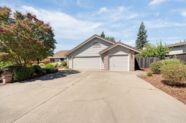 Building Photo - Bright and Stylish 4BD/2BA Home with 3 Car...