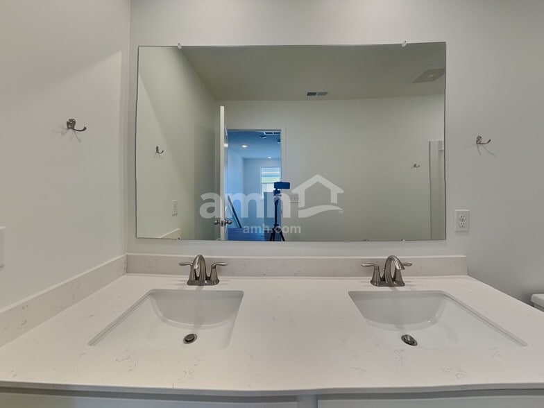 Building Photo - 212 Deanscroft Dr