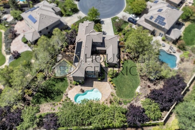 Building Photo - Beautiful Executive Home w/ Pool on 1/2 Ac...