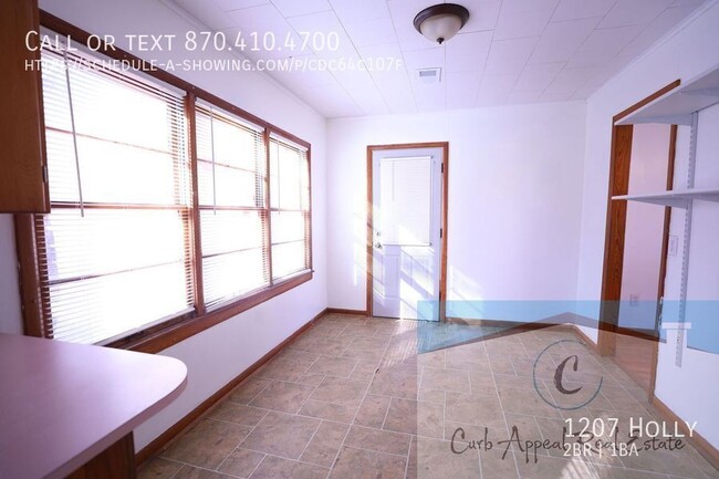 Building Photo - 1207 Holly-