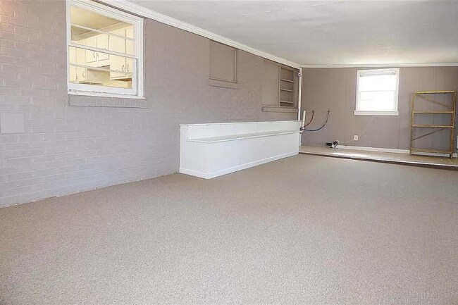 Building Photo - 1533 Hartford Rd