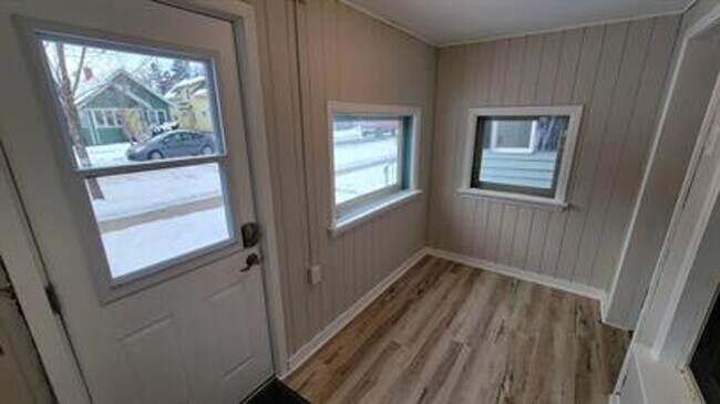 Building Photo - **Charming 1-Bedroom Plus Den Home with Modern Comforts**