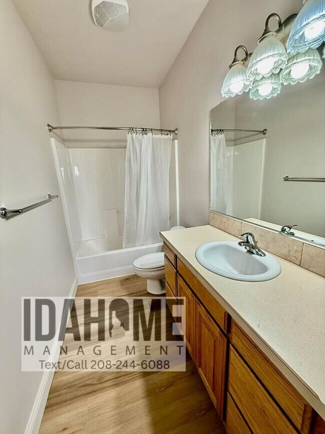 Building Photo - 2049 Sunrise Way