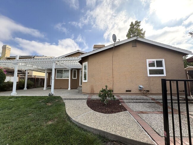 Building Photo - 3532 Rollingside Dr