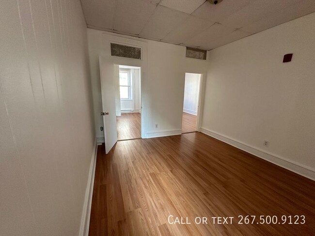 Building Photo - Spacious 3BR/1BA unit available Now.   New...