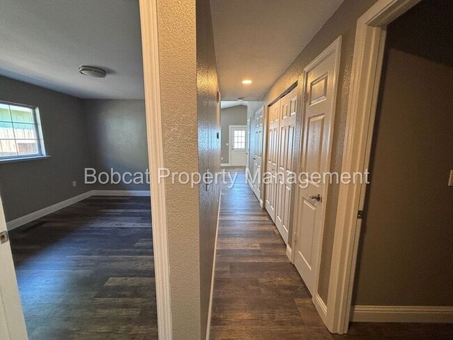 Building Photo - 2066 Southridge Ct