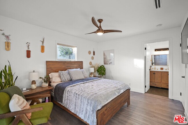 Building Photo - 14828 Saticoy St