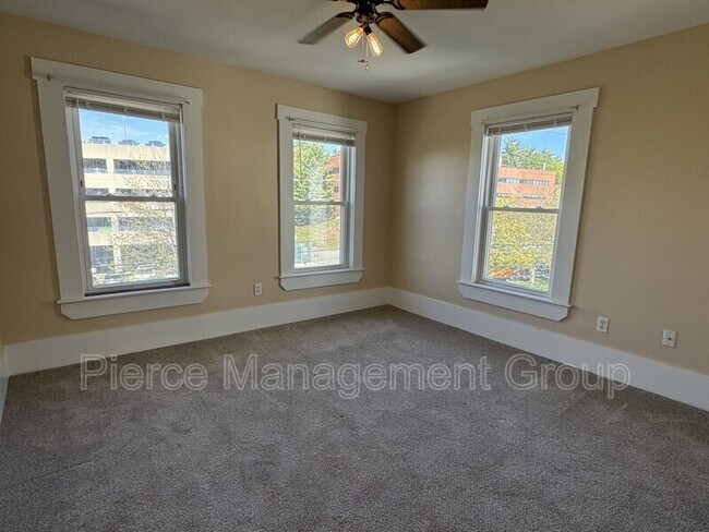 Building Photo - 521 Massabesic St