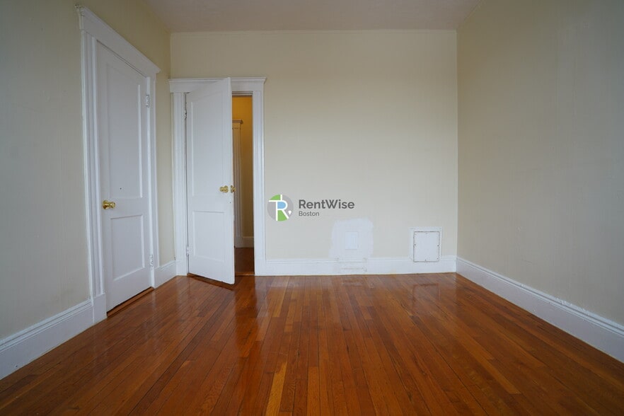 Building Photo - 228 Kelton St