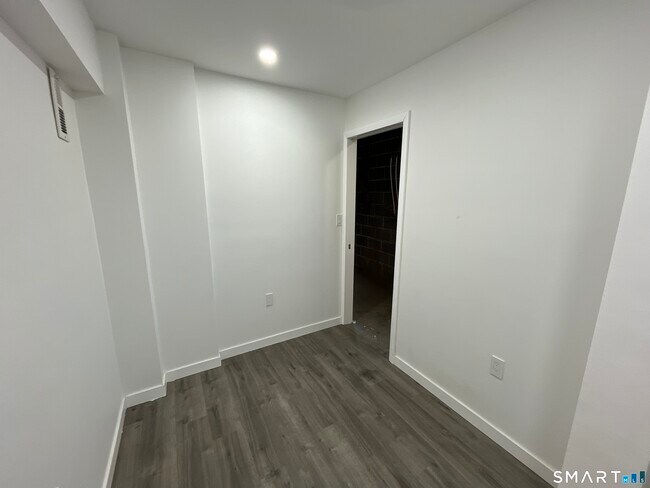Building Photo - 110 Roger White Dr
