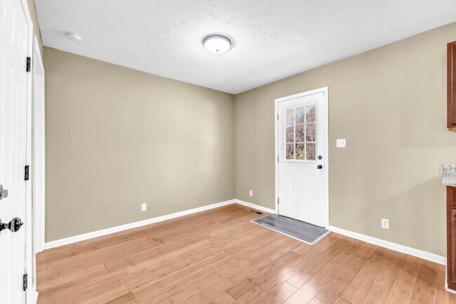 Building Photo - Amazing 3 bedroom 2 bathroom close to Fort...