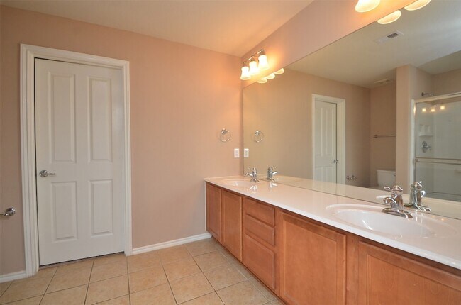 Building Photo - 915 Butterfly Ln