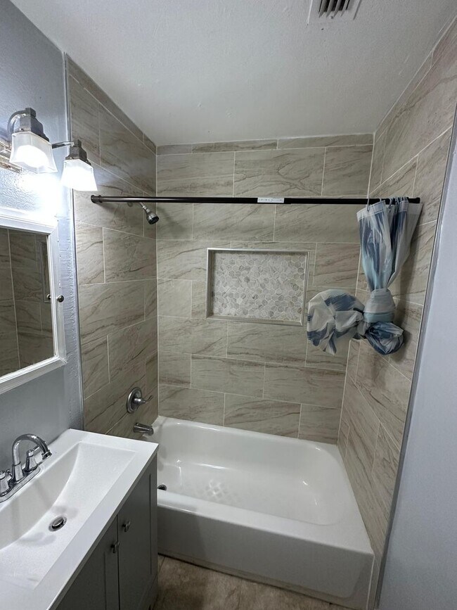 Building Photo - Fully Renovated 3/2 Available for Immediat...