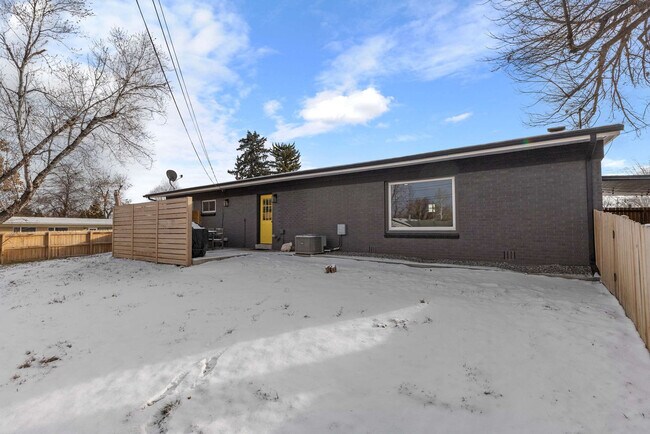 Building Photo - 9211 Highland Pl