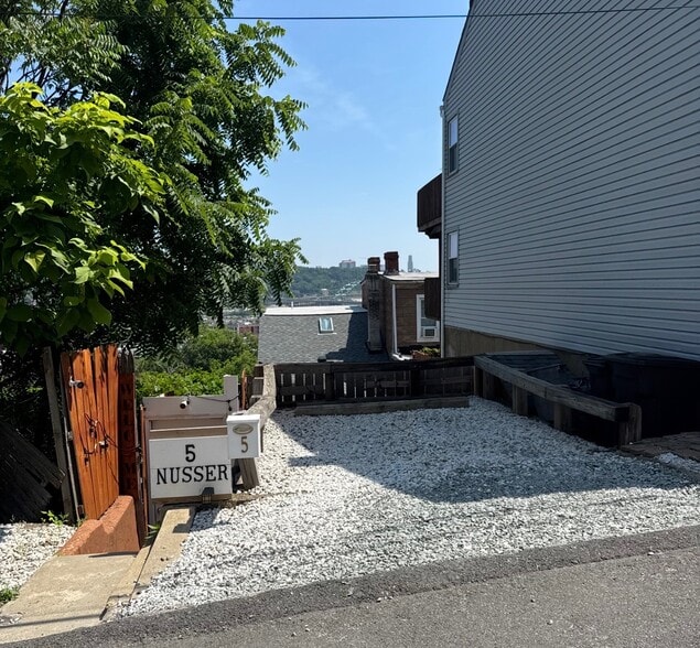 Parking Pad - 5 Nusser St