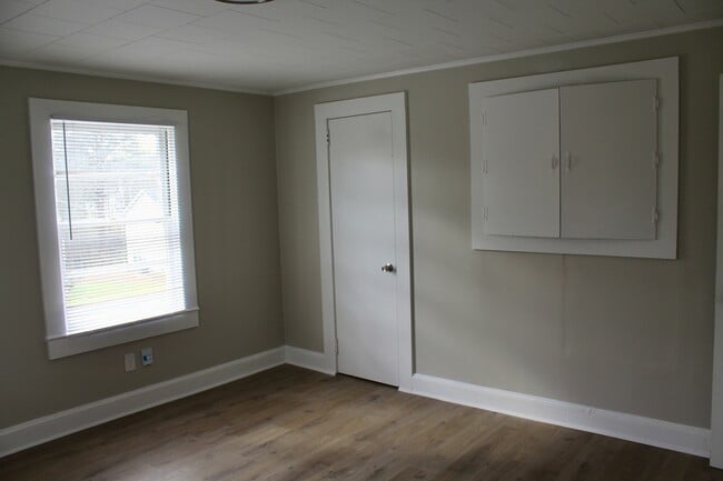 Building Photo - 1204 W Mauney Ave