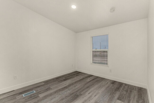 Building Photo - 1.25 Acre 5 Bedroom 3 Bathroom Horse Property in Florence!