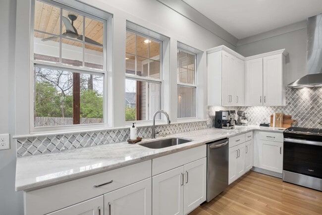 Building Photo - 6368 Alamo Pl