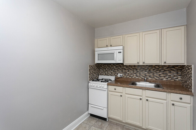 Kitchen - 1304 Dartmouth Ave