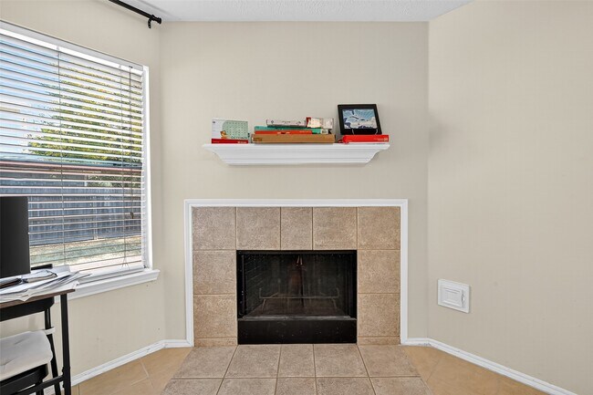 Building Photo - 11902 Rolling Stream Dr
