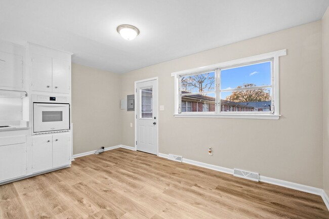 Interior Photo - SH302-Chamberlain Oaks Apartments (CHO)