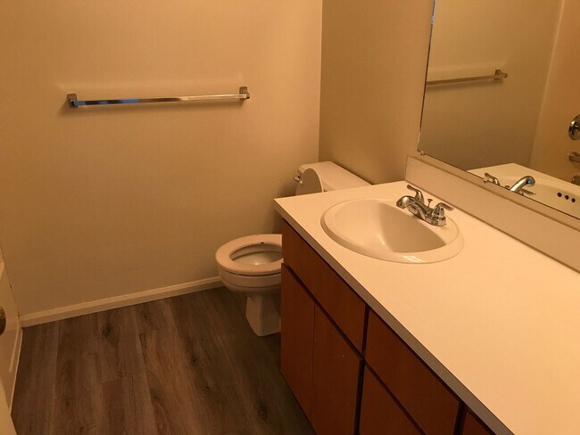 Building Photo - 3 bedroom 2 bath Thurston Hills town house