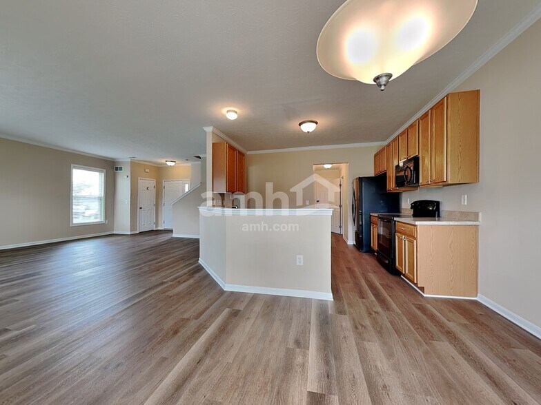 Building Photo - 310 Hennepin Dr